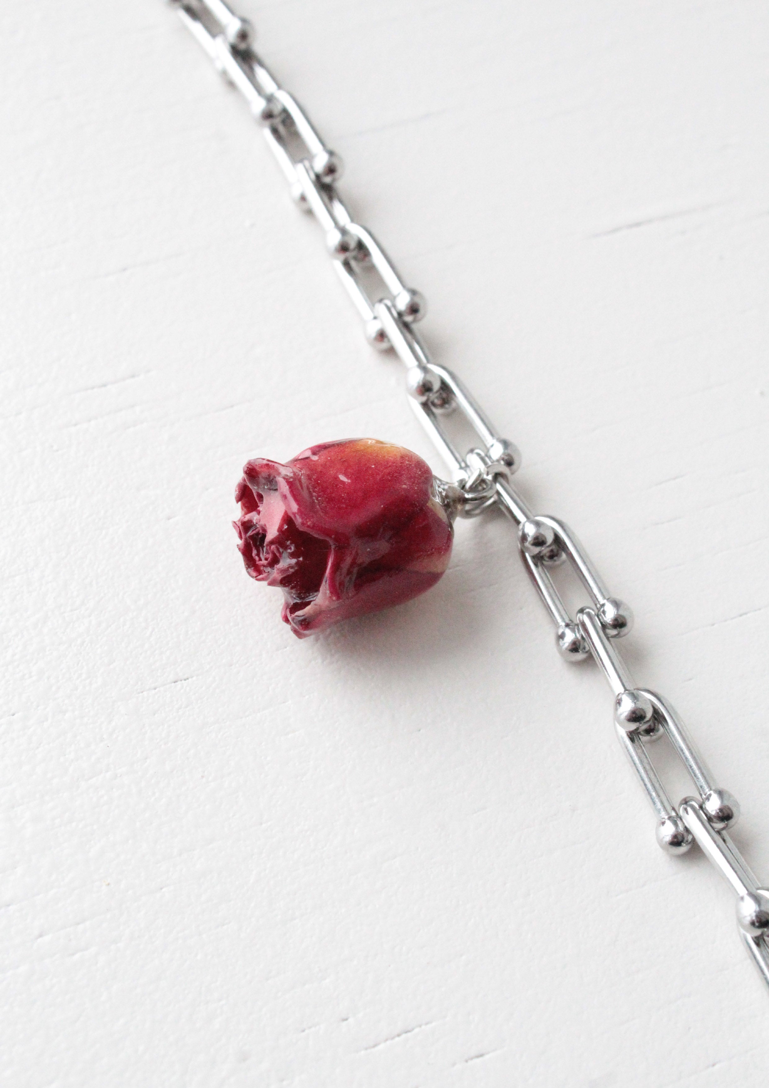 Naszyjnik z bordową różą