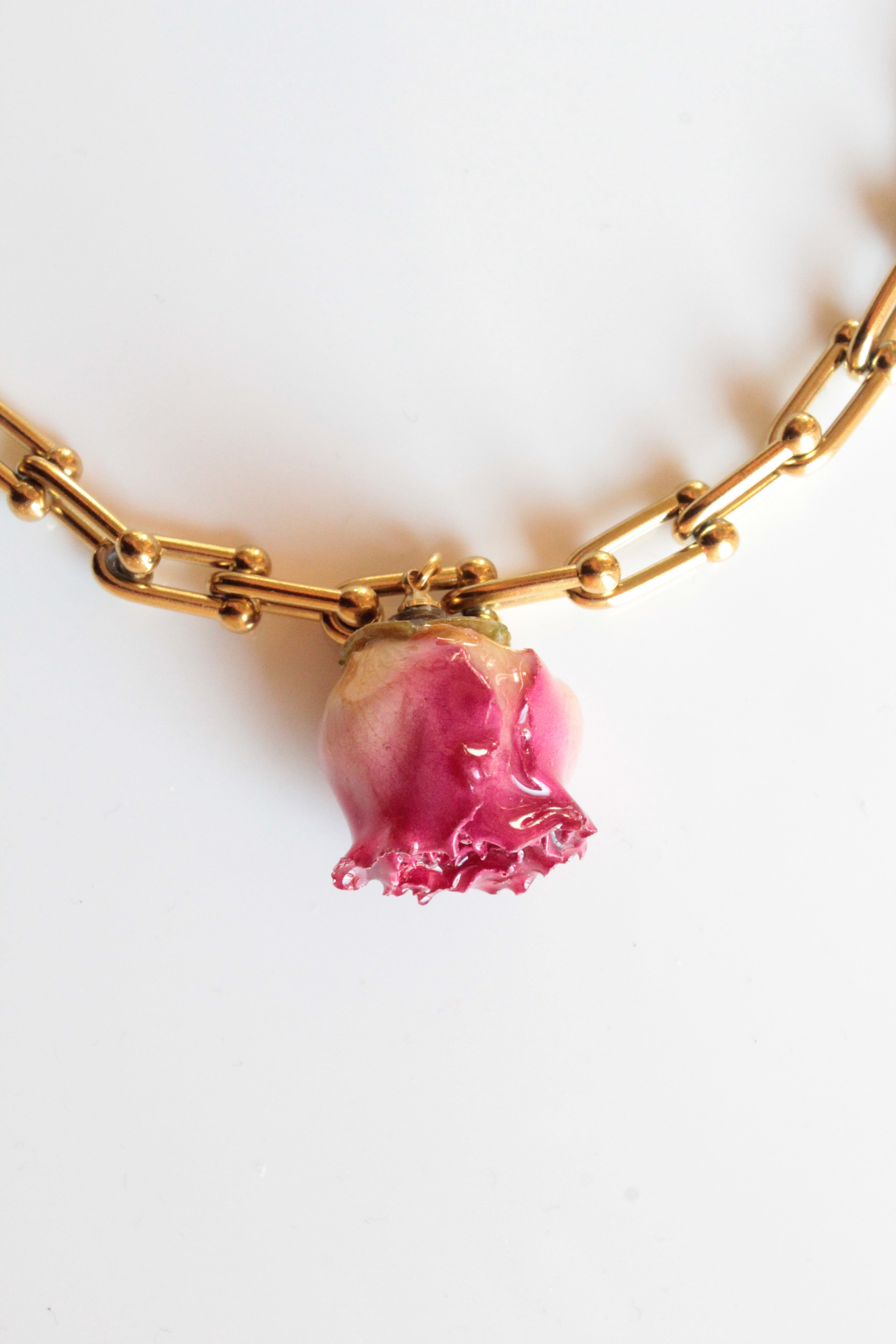 Naszyjnik z różową różą