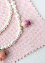 Naszyjnik z perłami i różami