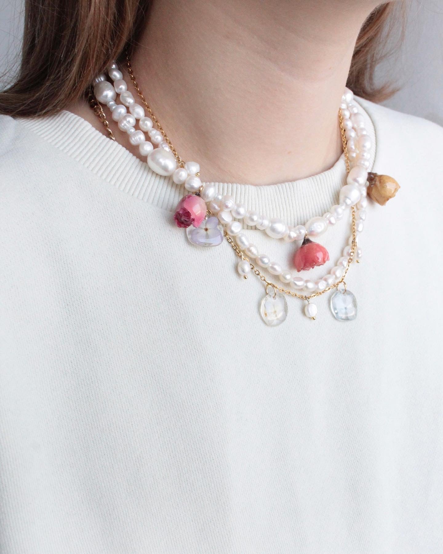 Naszyjnik z perłami i różami