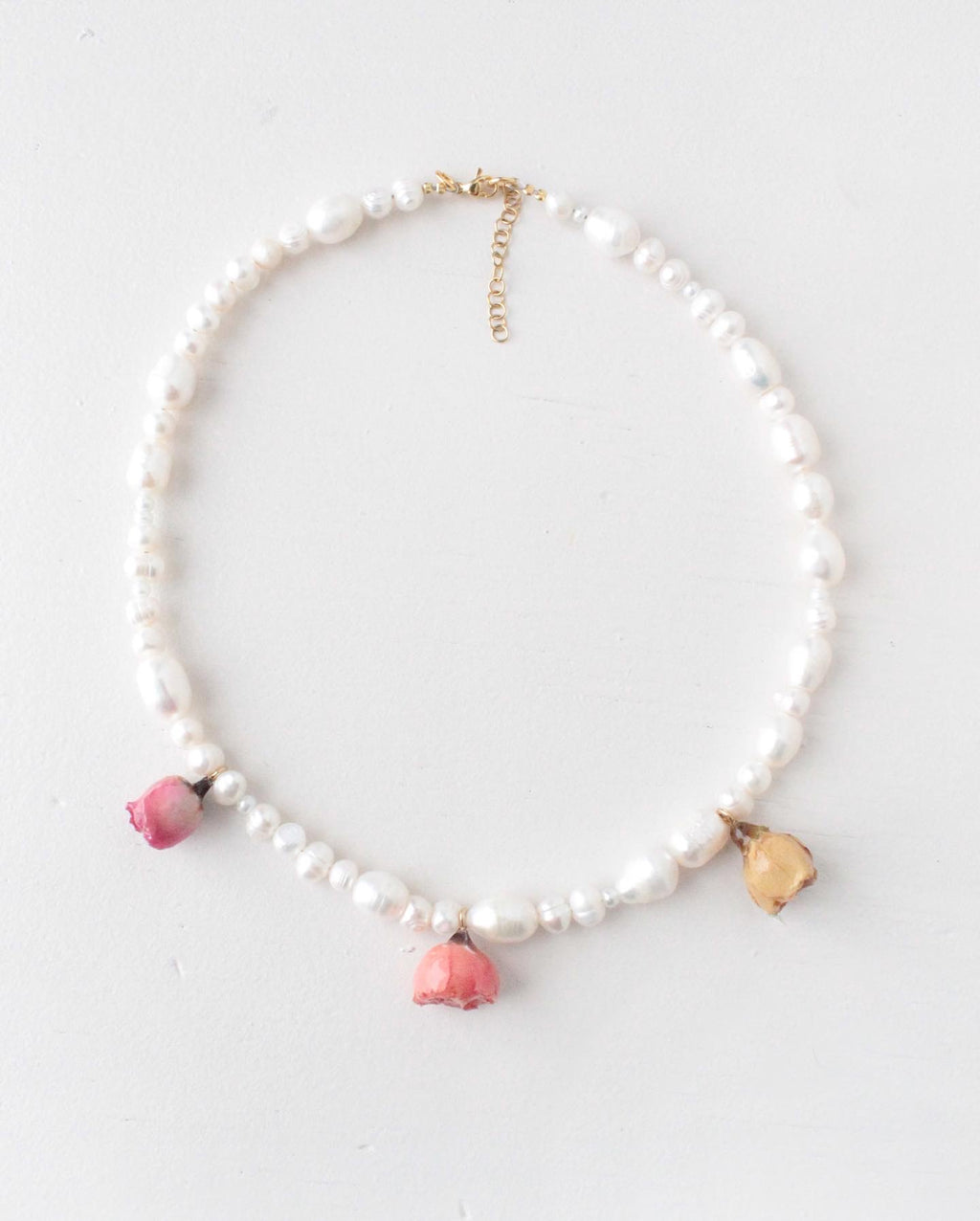 Naszyjnik z perłami i różami