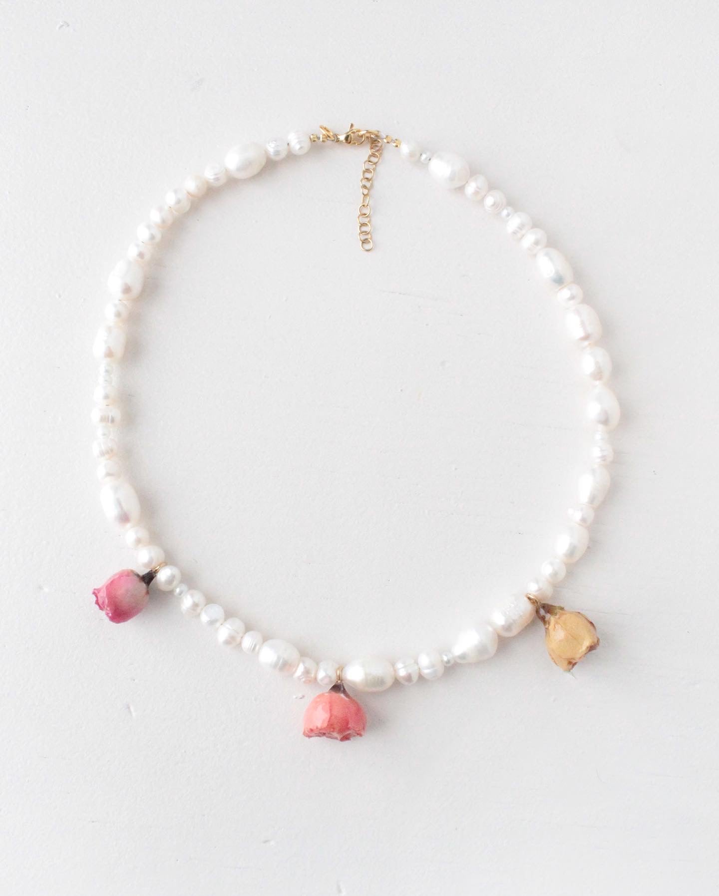 Naszyjnik z perłami i różami