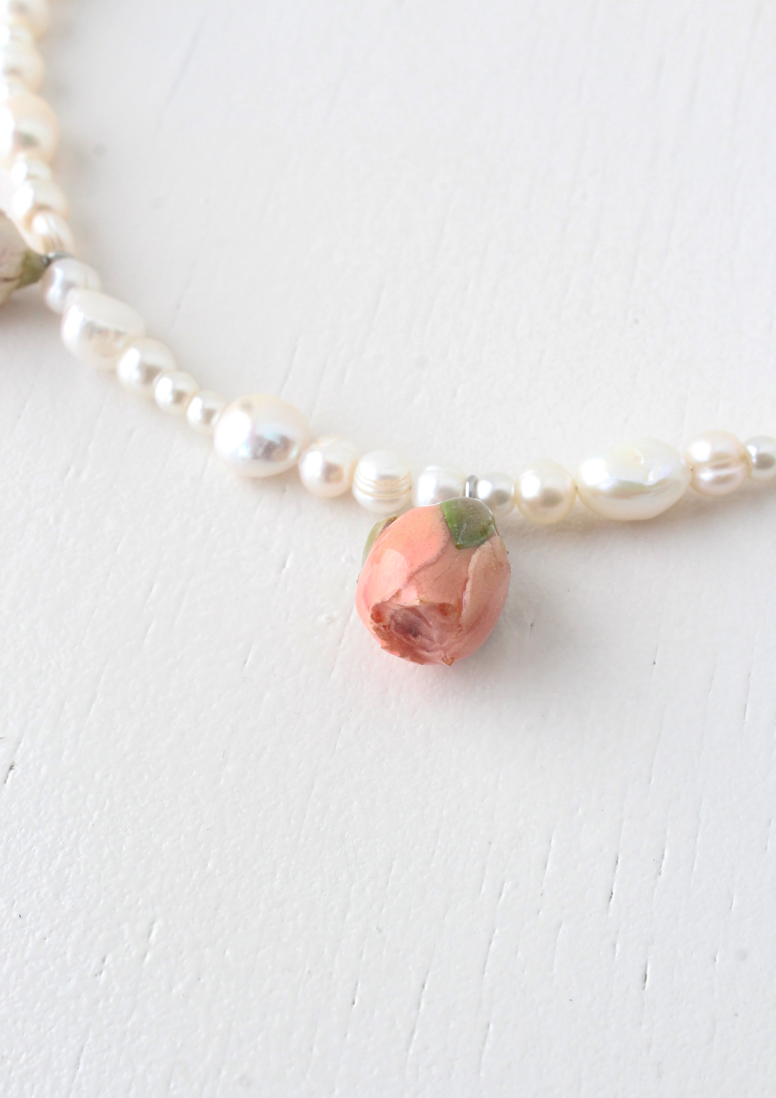 Naszyjnik z perłami i różami