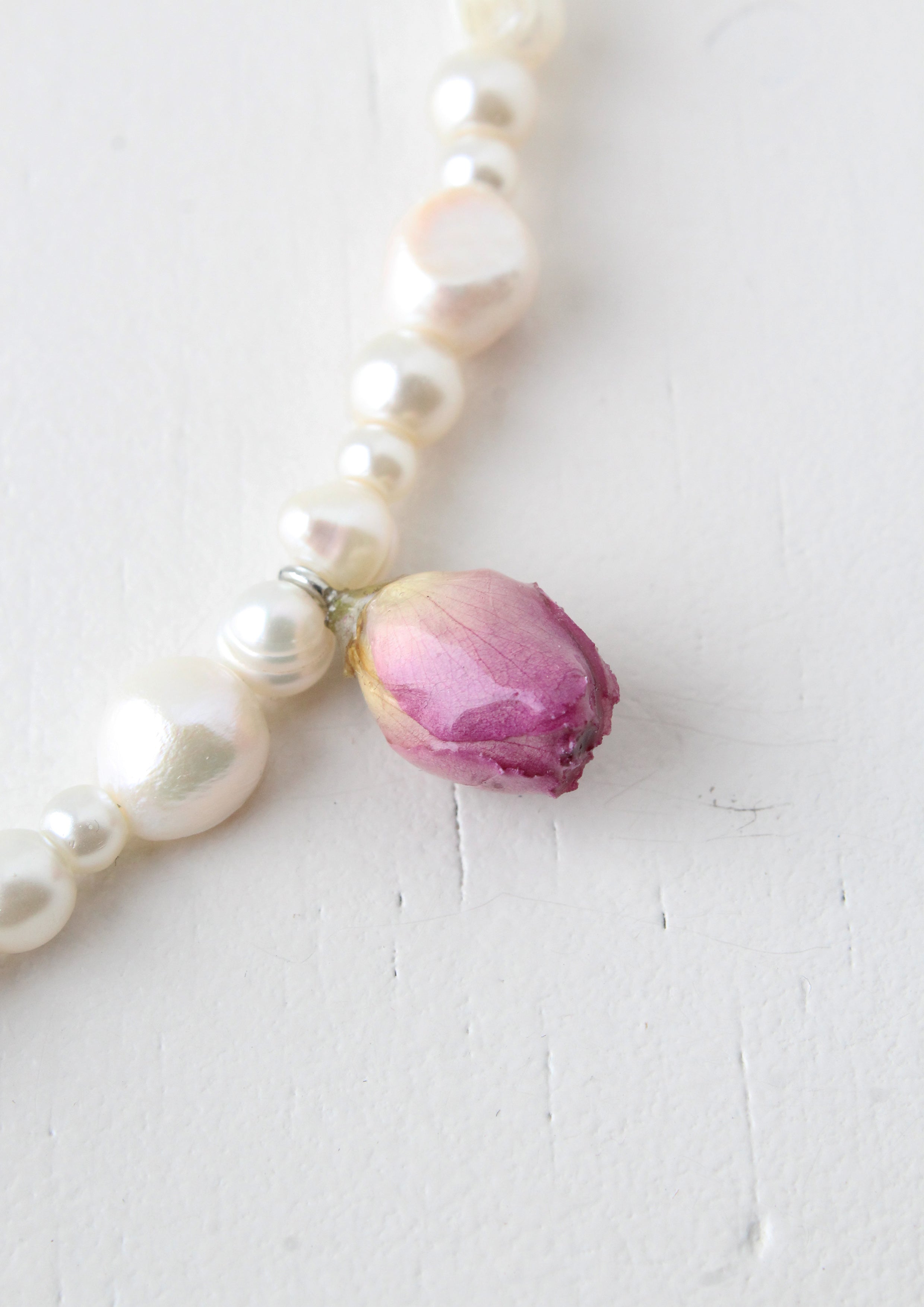 Naszyjnik z perłami i różami