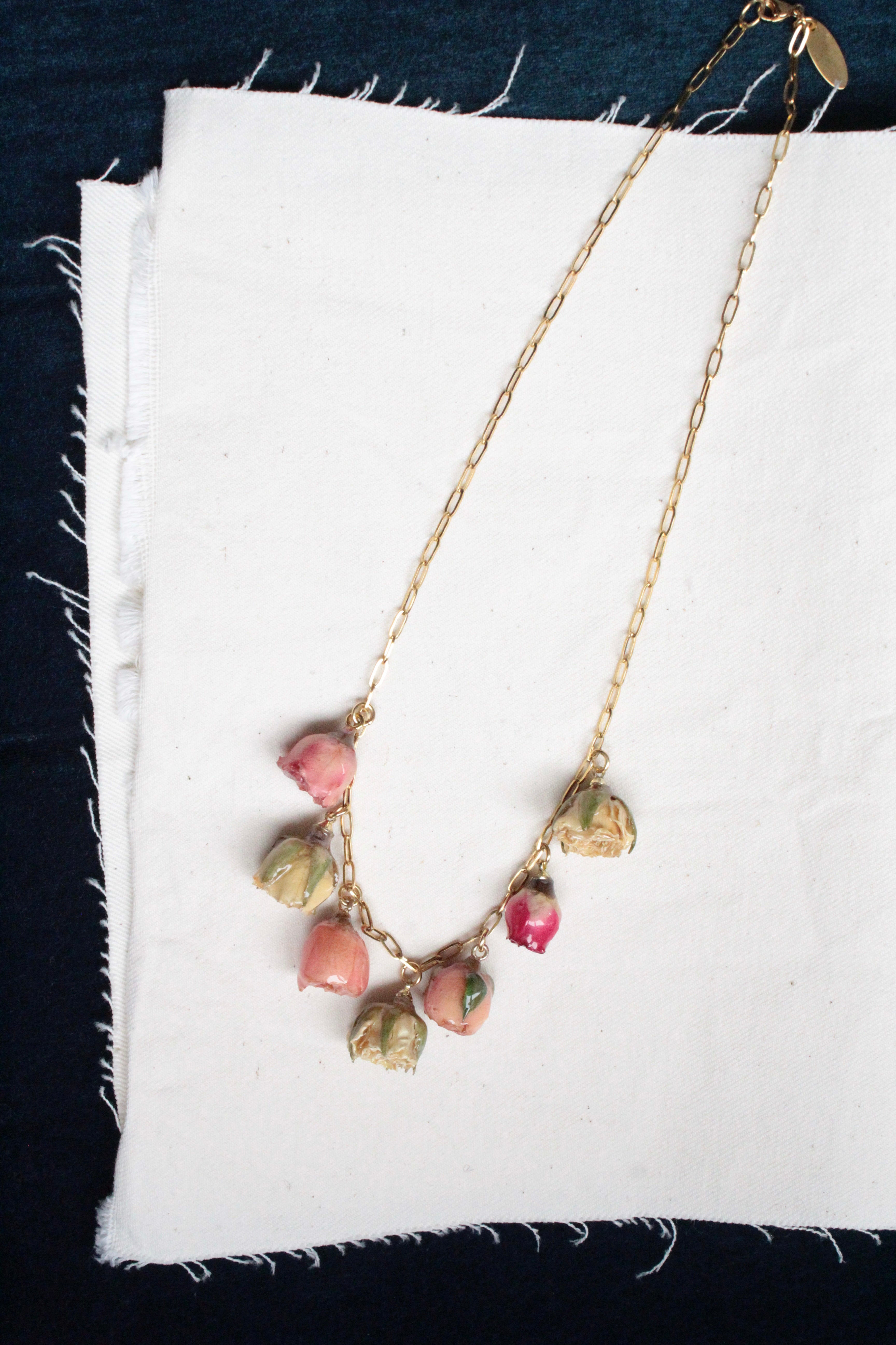 Naszyjnik na łańcuszku z różami