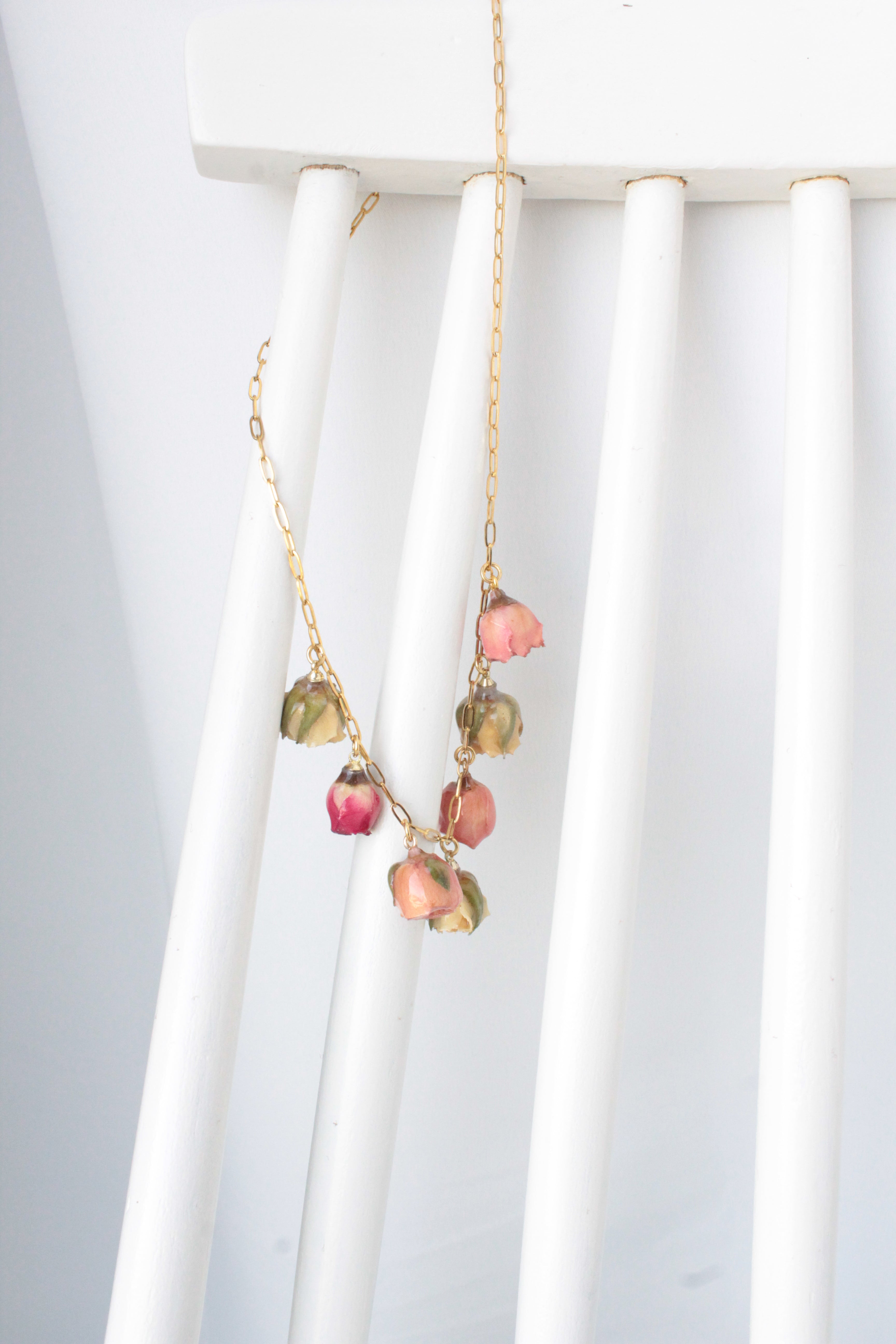 Naszyjnik na łańcuszku z różami