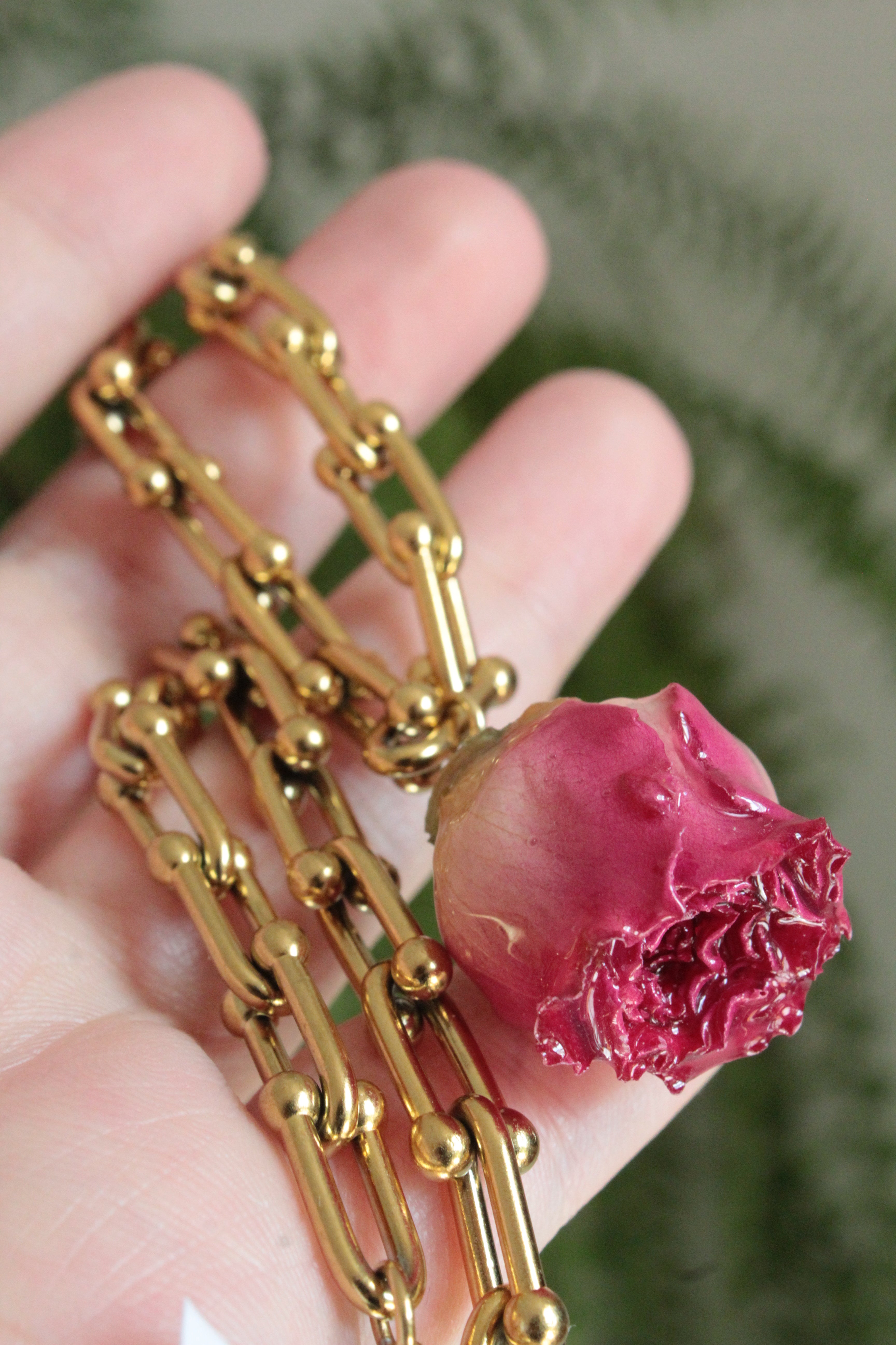 Naszyjnik z różową różą