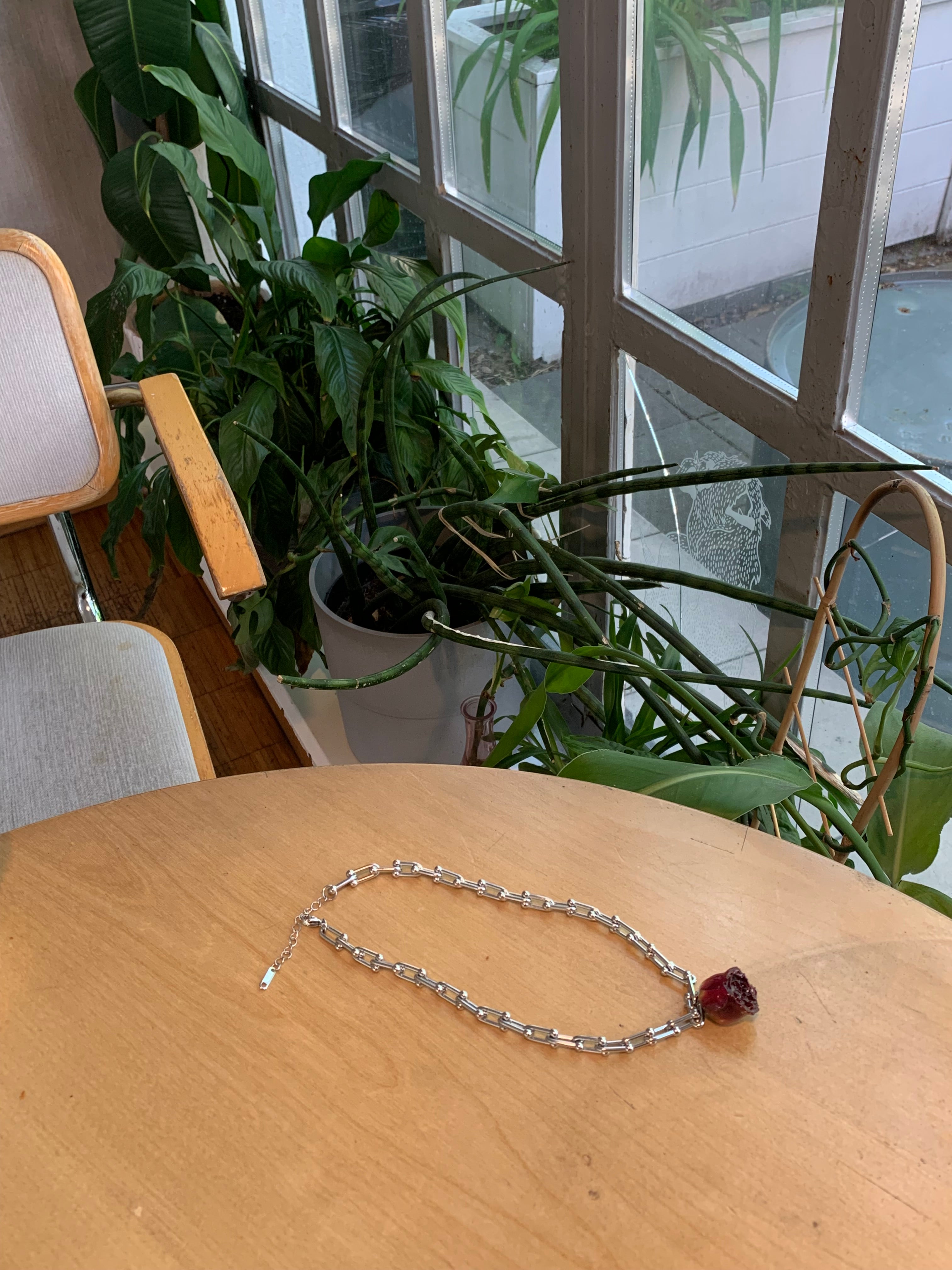 Naszyjnik z bordową różą