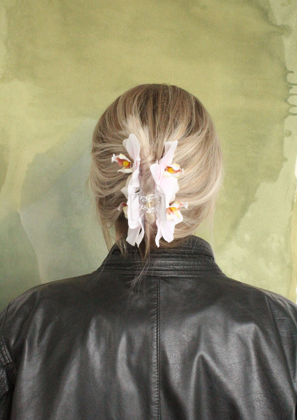 Hairpin No. 9 with a double orchid, powder pink