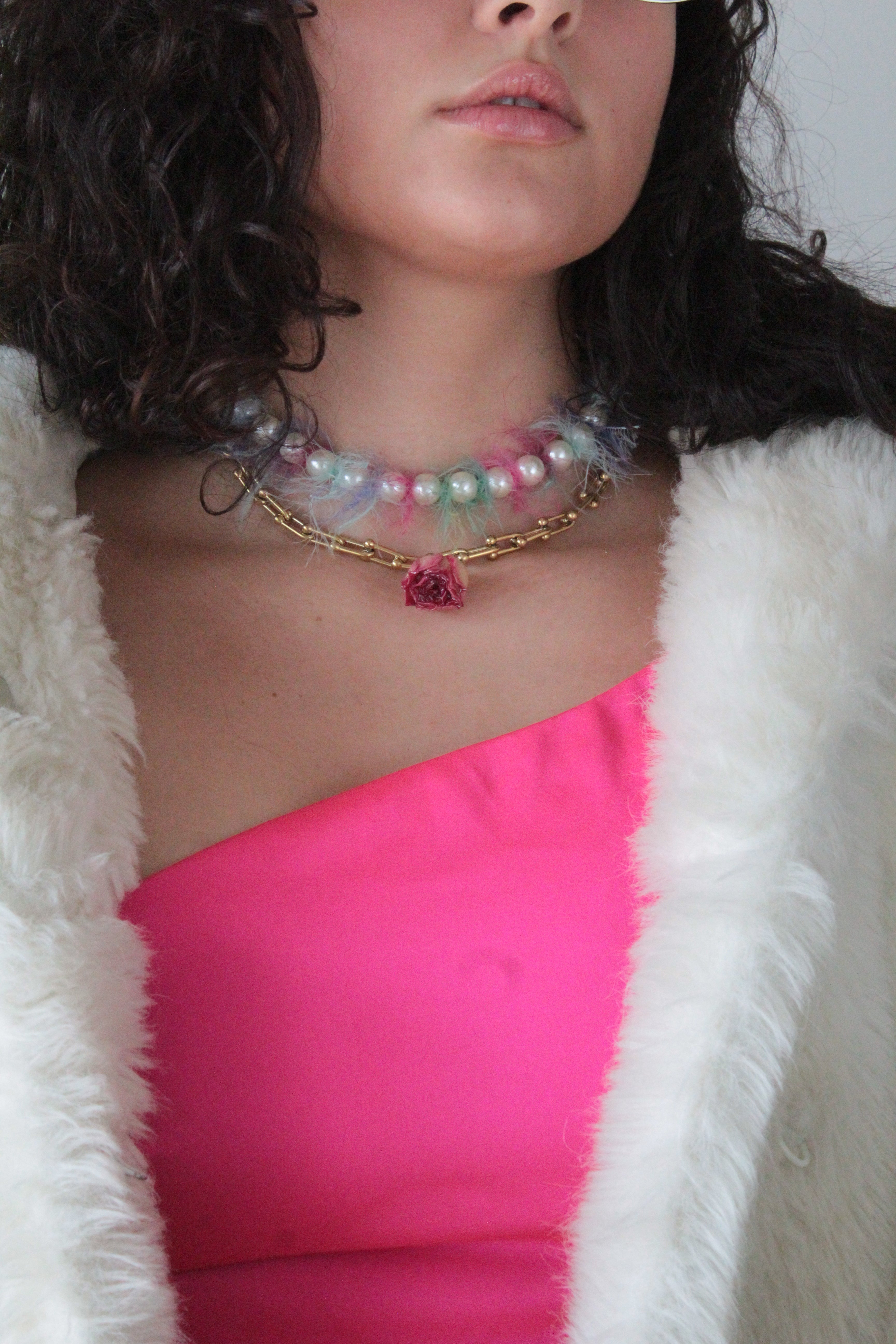 Naszyjnik z różową różą