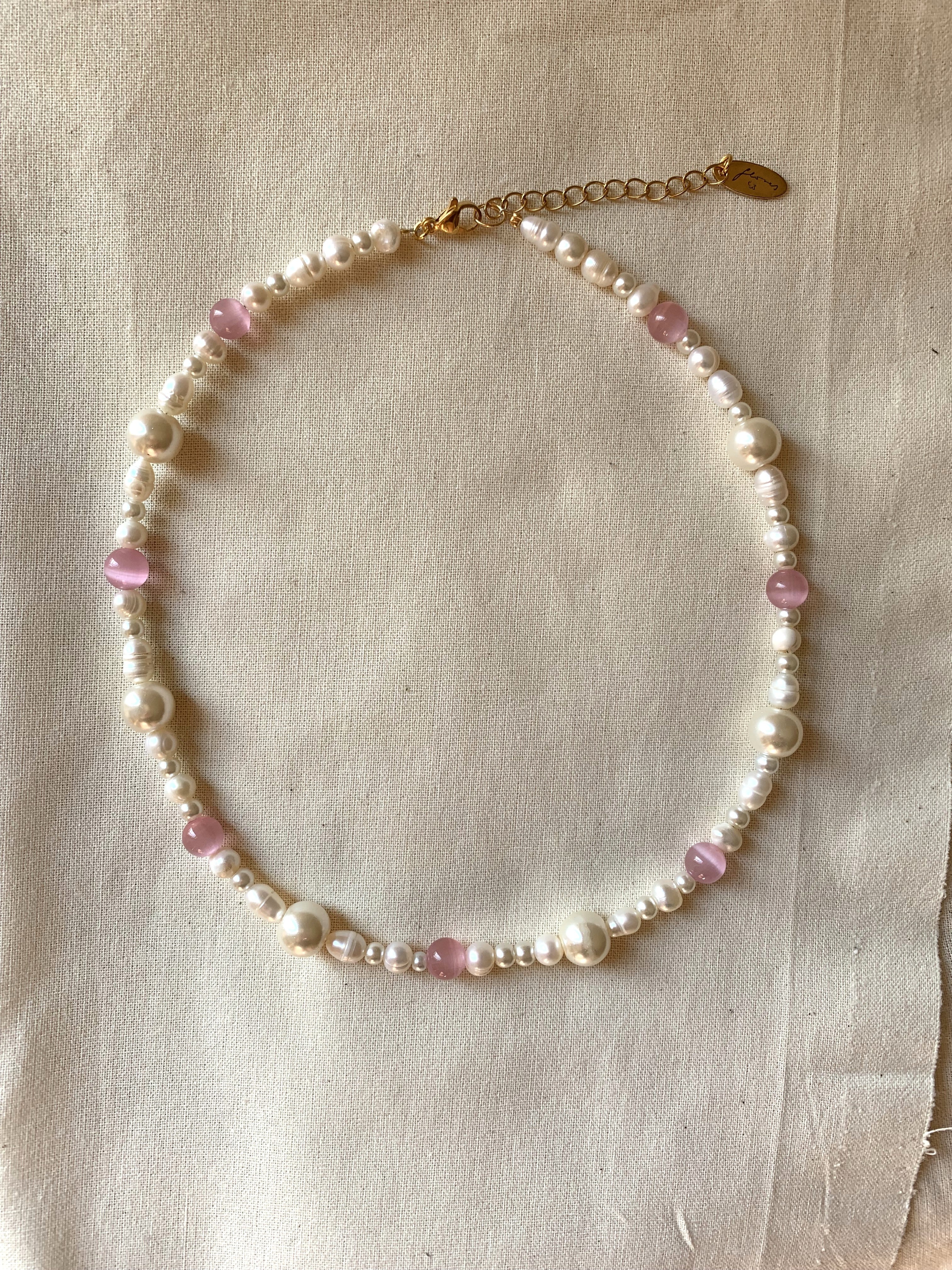 Perłowy naszyjnik z różowym kwarcem