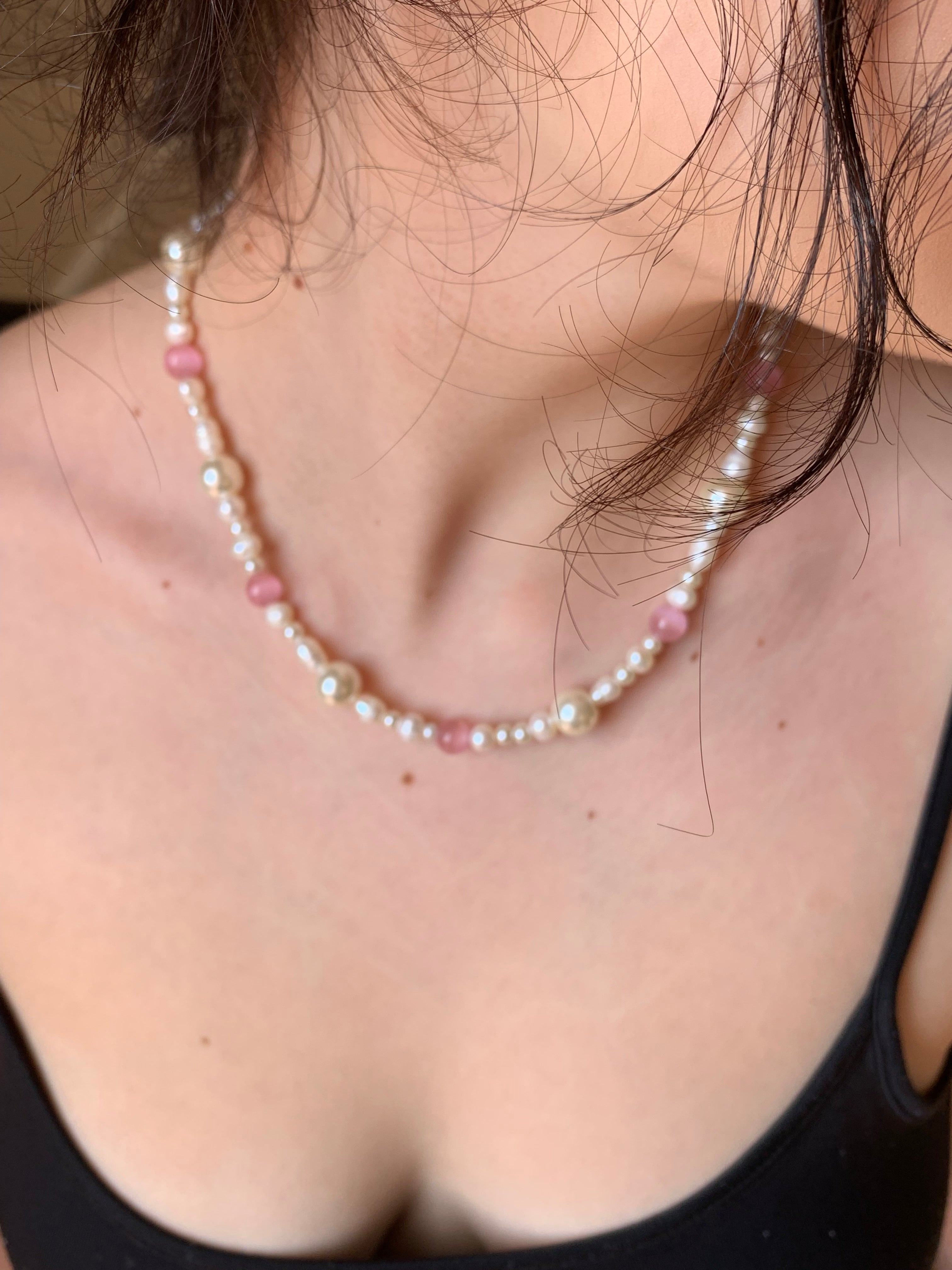 Perłowy naszyjnik z różowym kwarcem