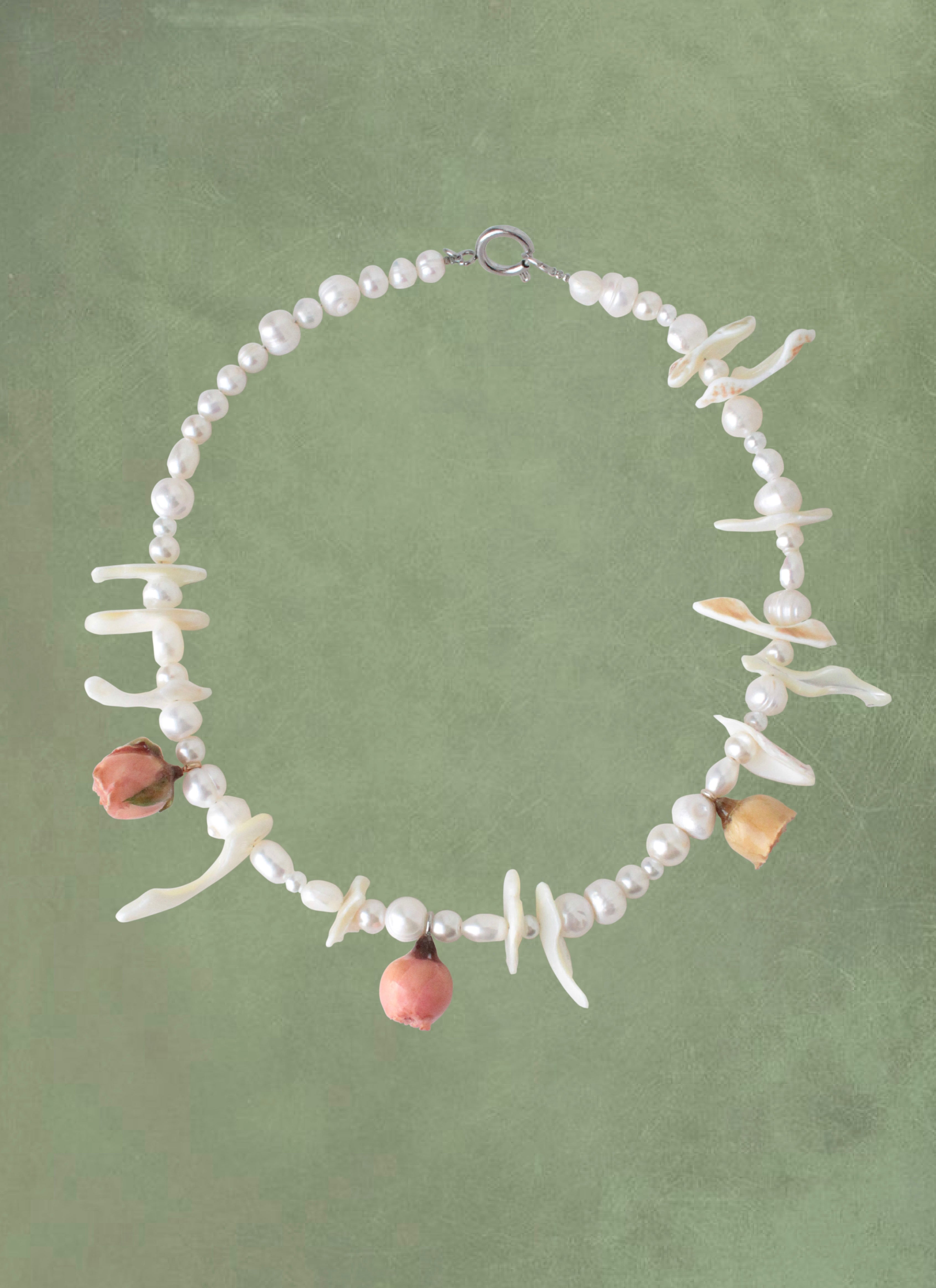 Perłowy naszyjnik z muszlami i trzema różami