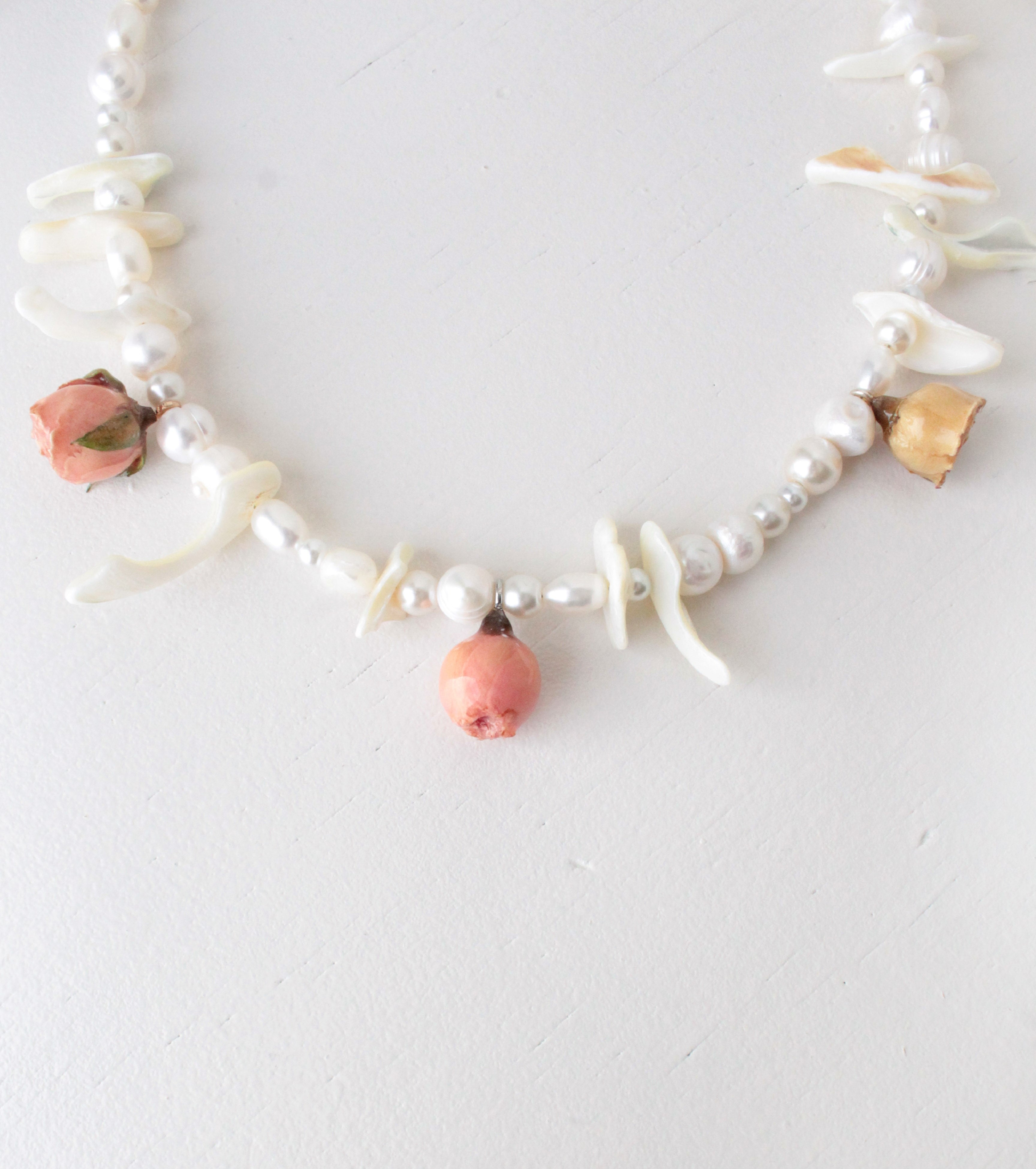 Perłowy naszyjnik z muszlami i trzema różami