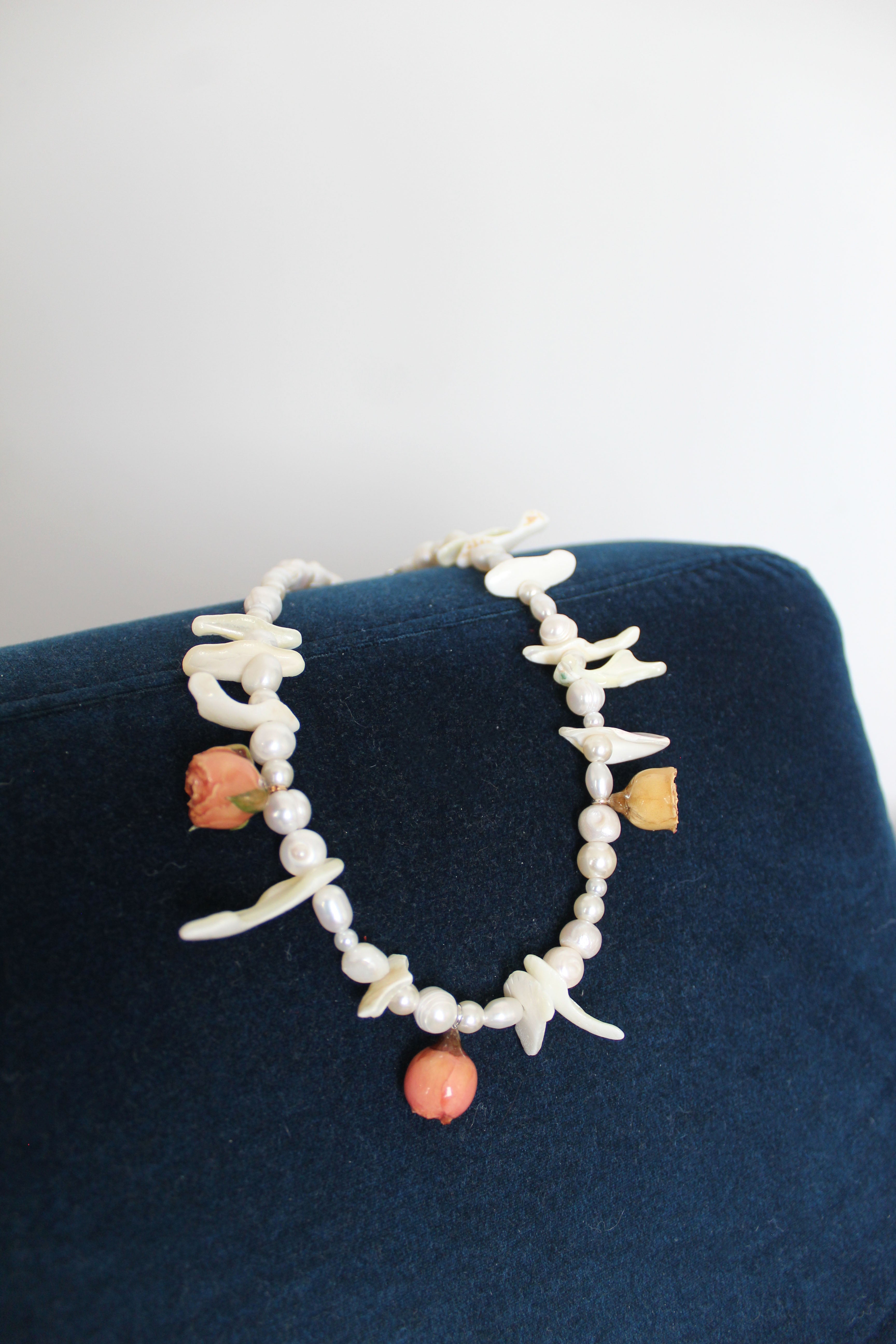 Perłowy naszyjnik z muszlami i trzema różami