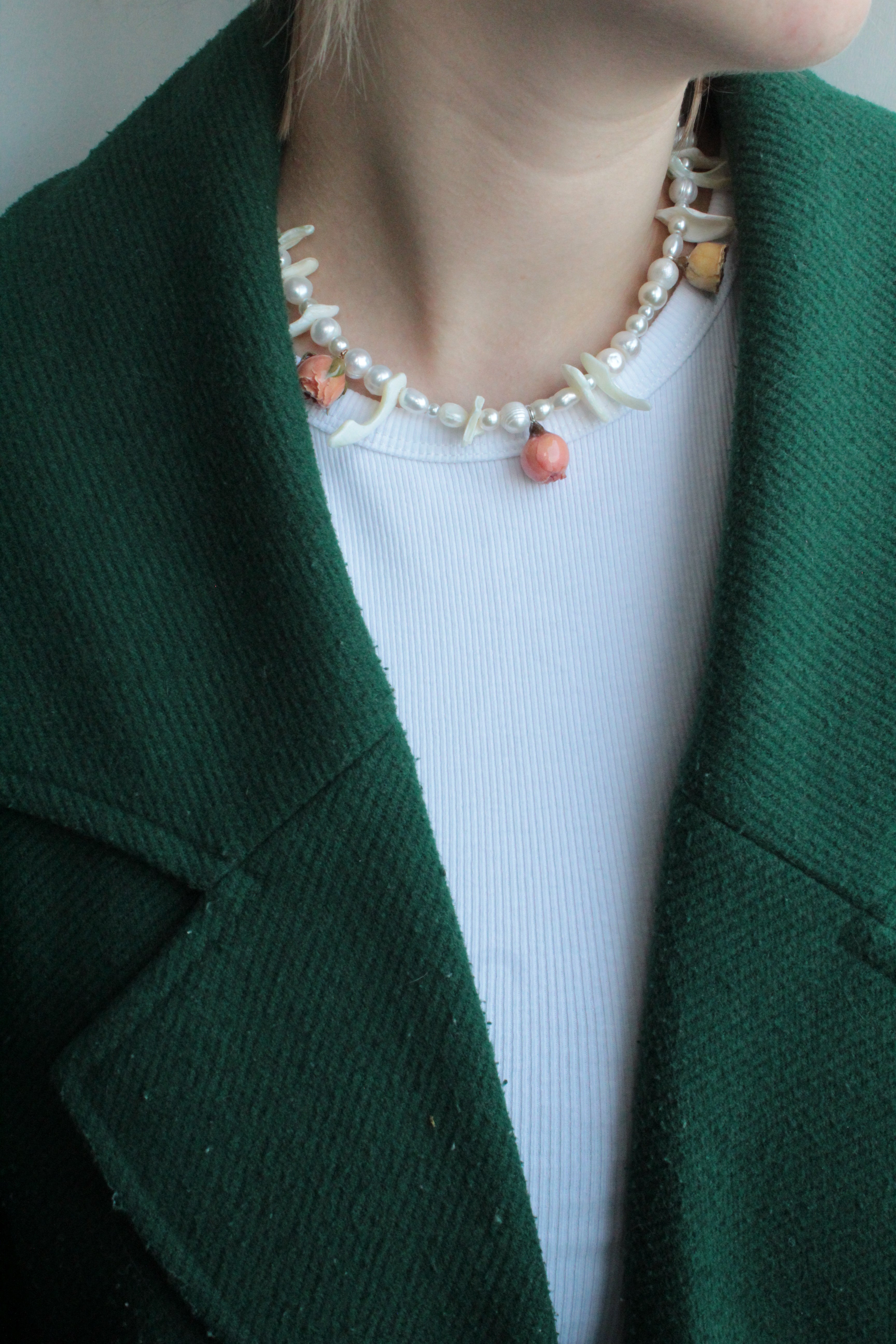 Perłowy naszyjnik z muszlami i trzema różami