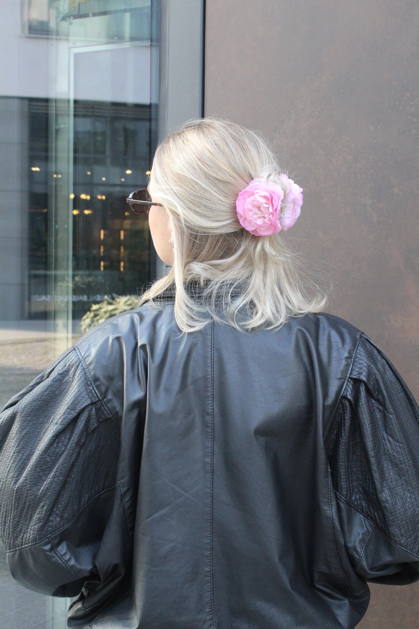 Spinka do włosów z różową różą