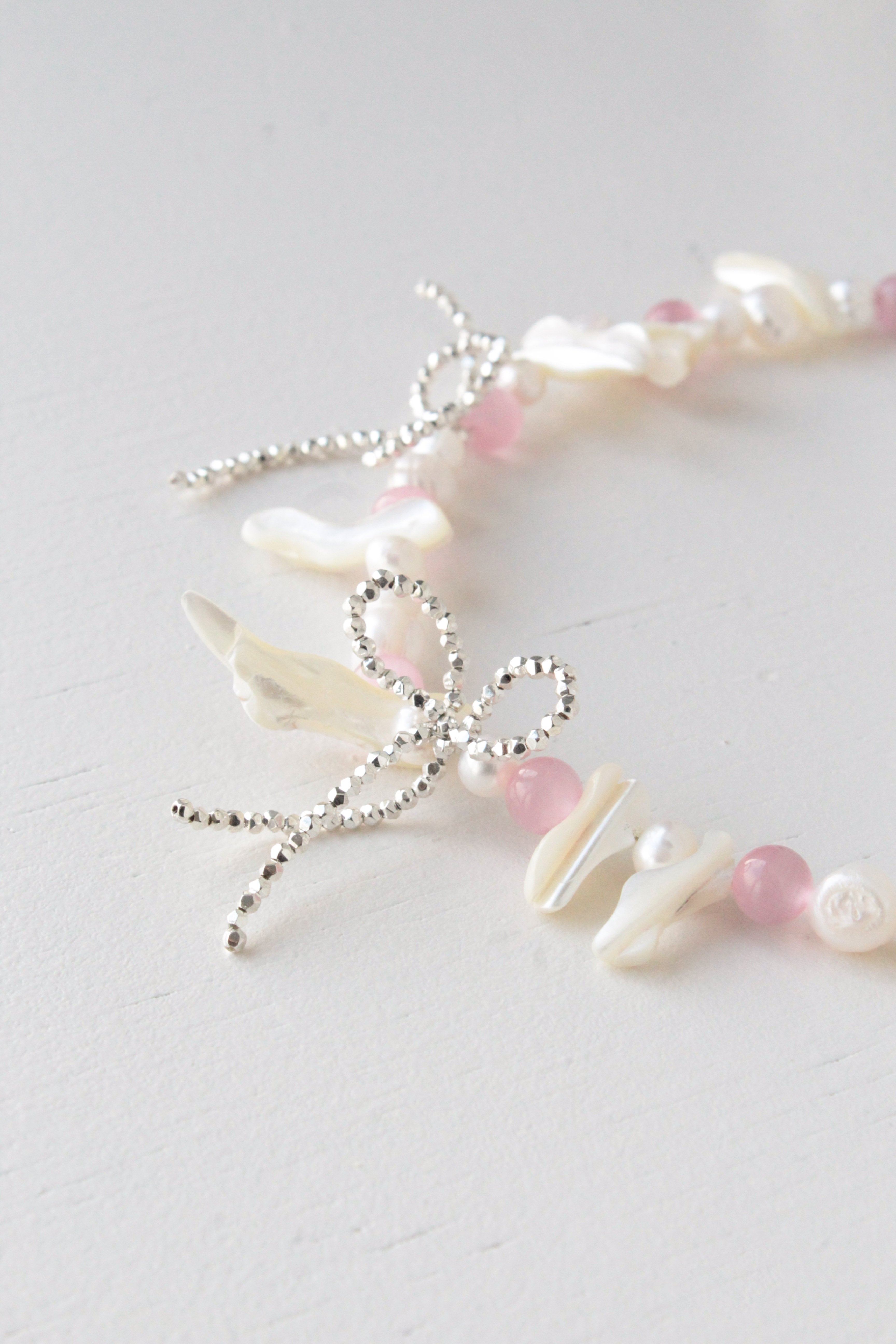 Naszyjnik perłowy z kokardkami