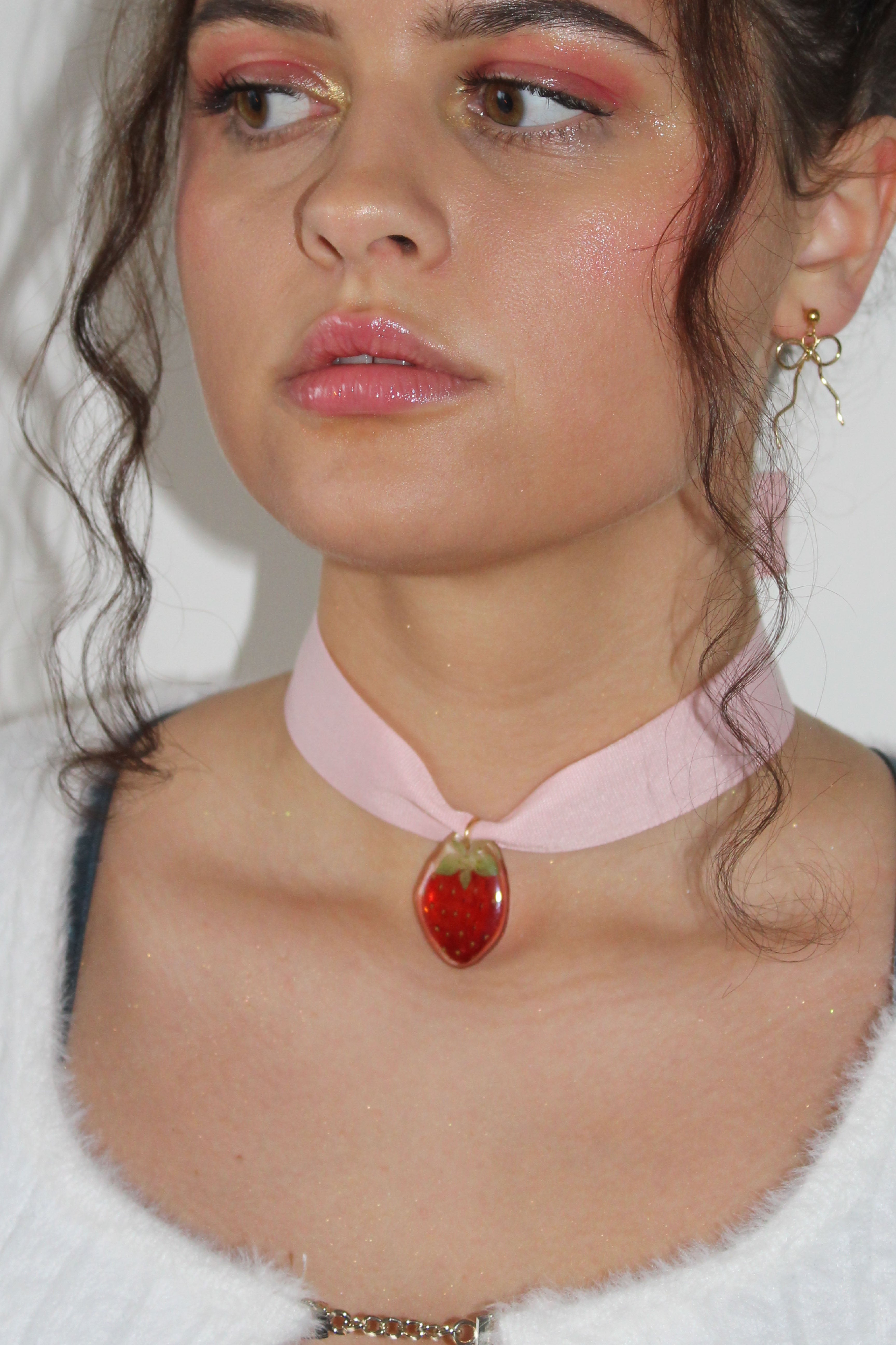 Choker z truskawką na wstążce