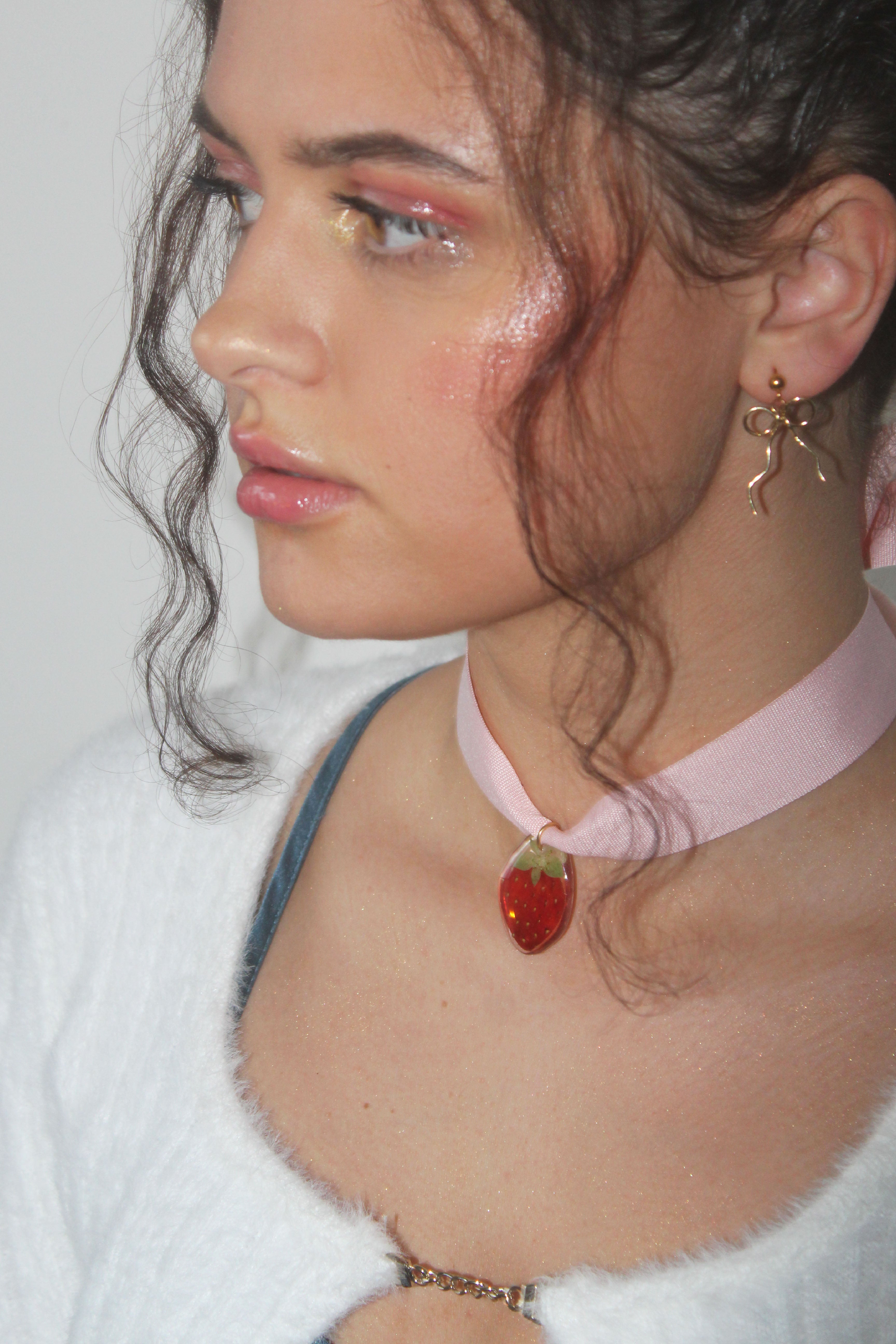 Choker z truskawką na wstążce