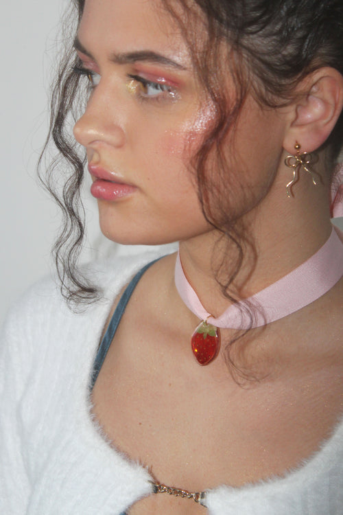 Choker z truskawką na wstążce