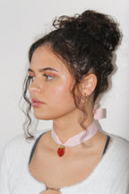 Choker z truskawką na wstążce