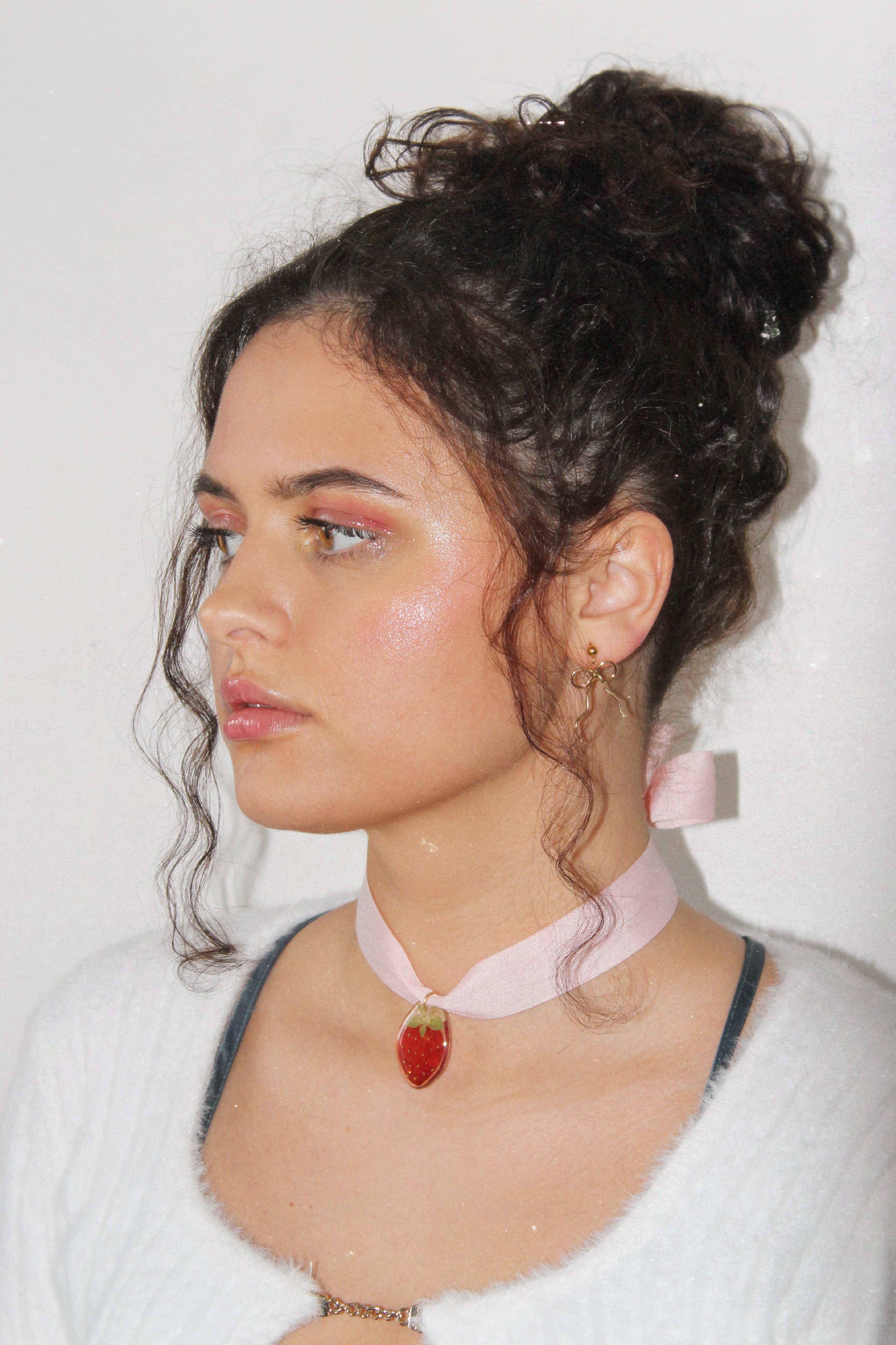 Choker z truskawką na wstążce