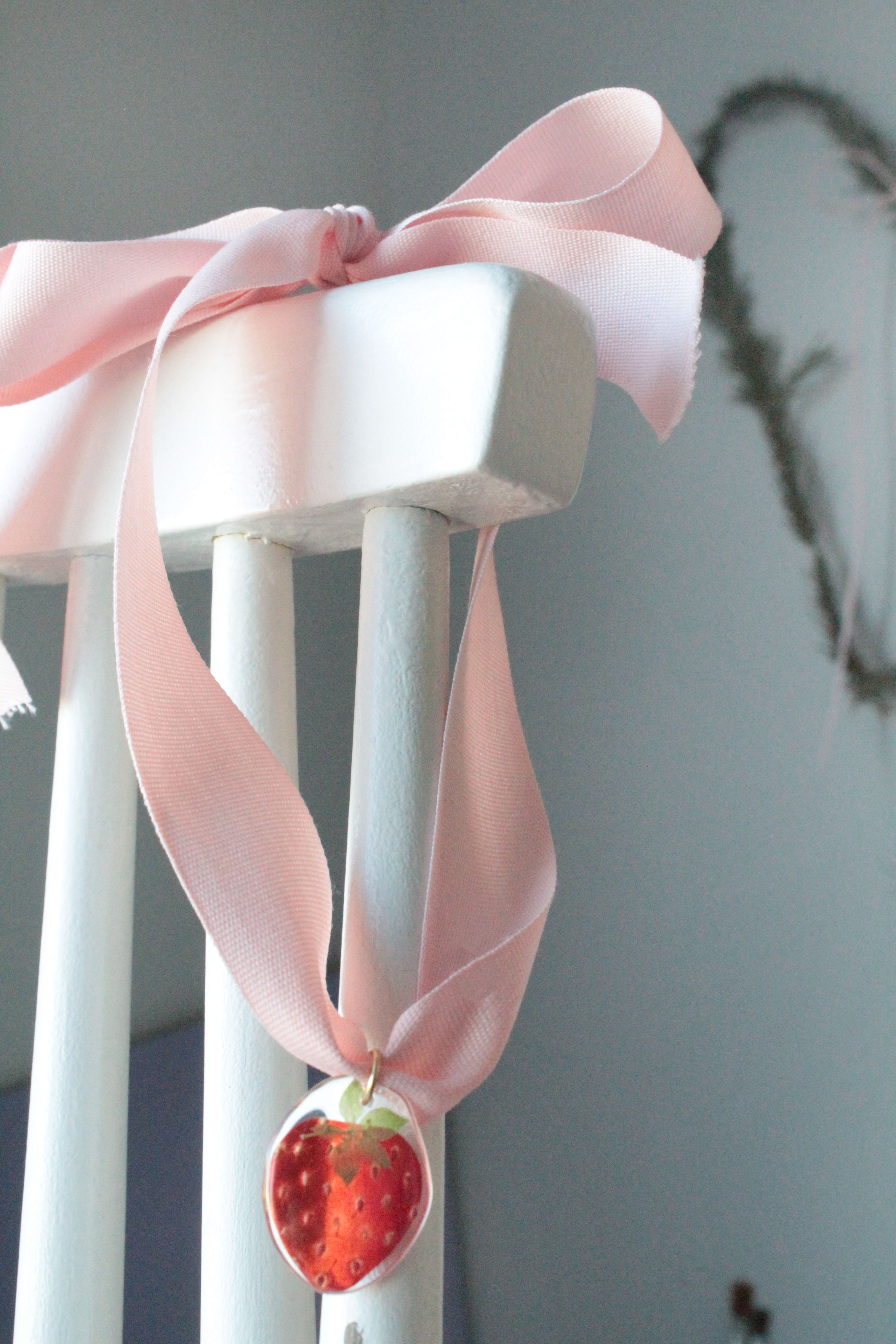 Choker z truskawką na wstążce