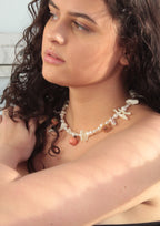 Perłowy naszyjnik z muszlami i trzema różami