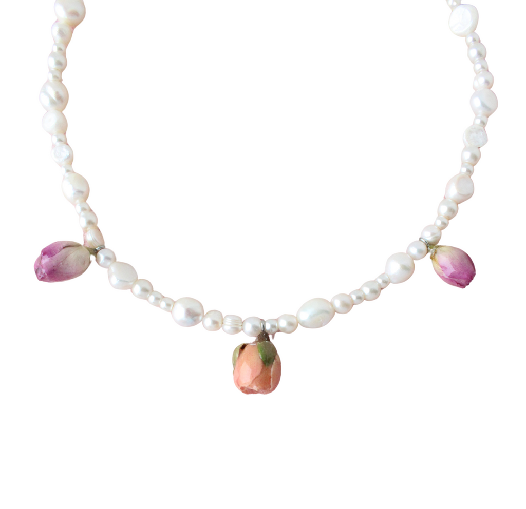 Naszyjnik z perłami i różami