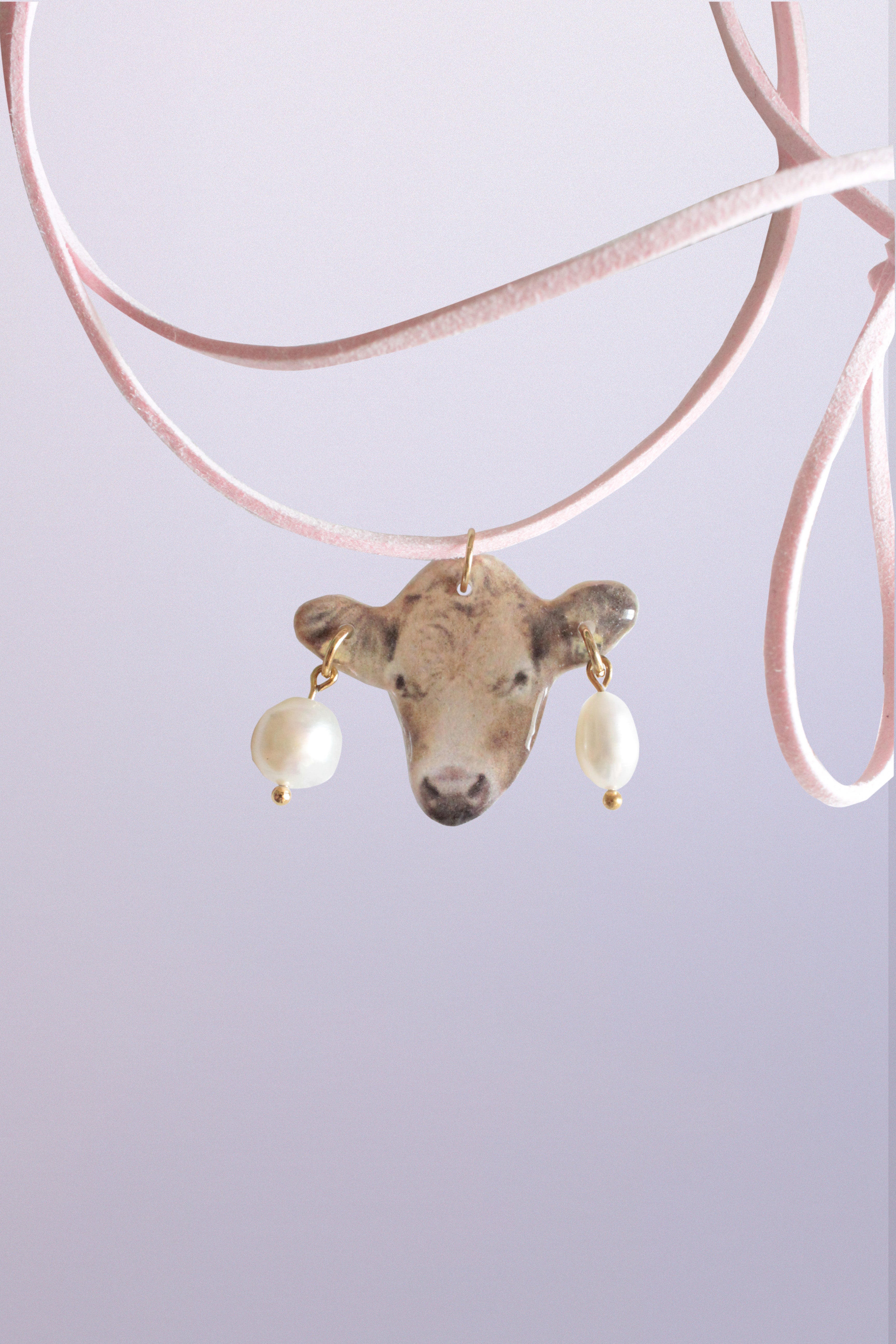 Krowa z piercingiem na rzemyku