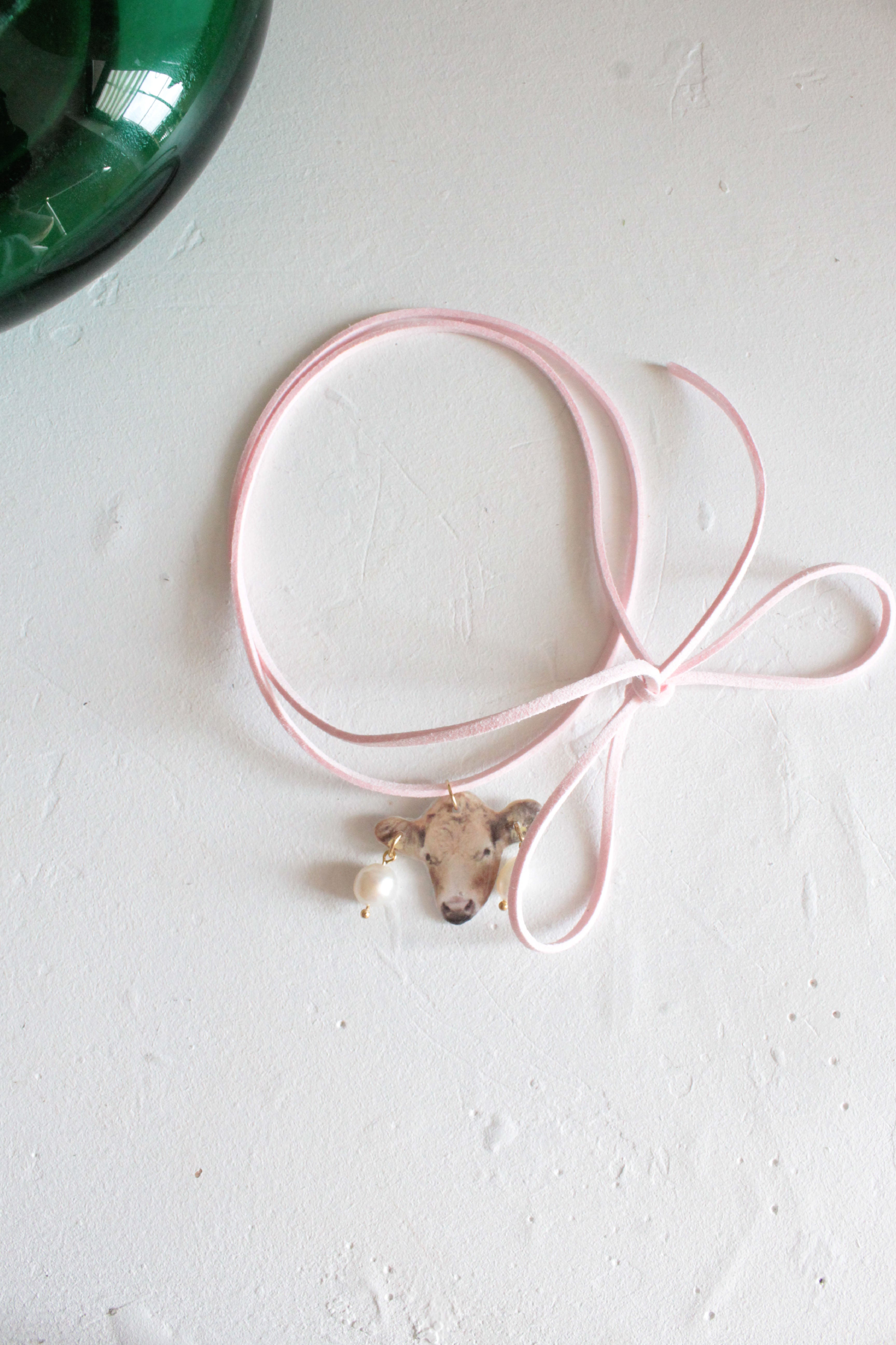 Krowa z piercingiem na rzemyku