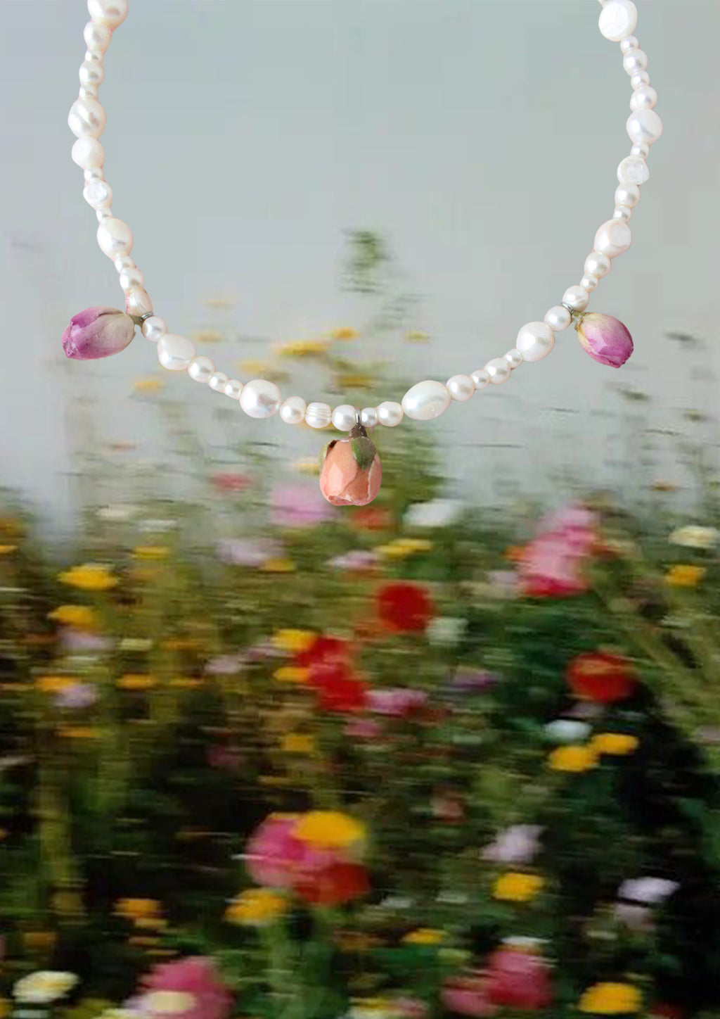 Naszyjnik z perłami i różami