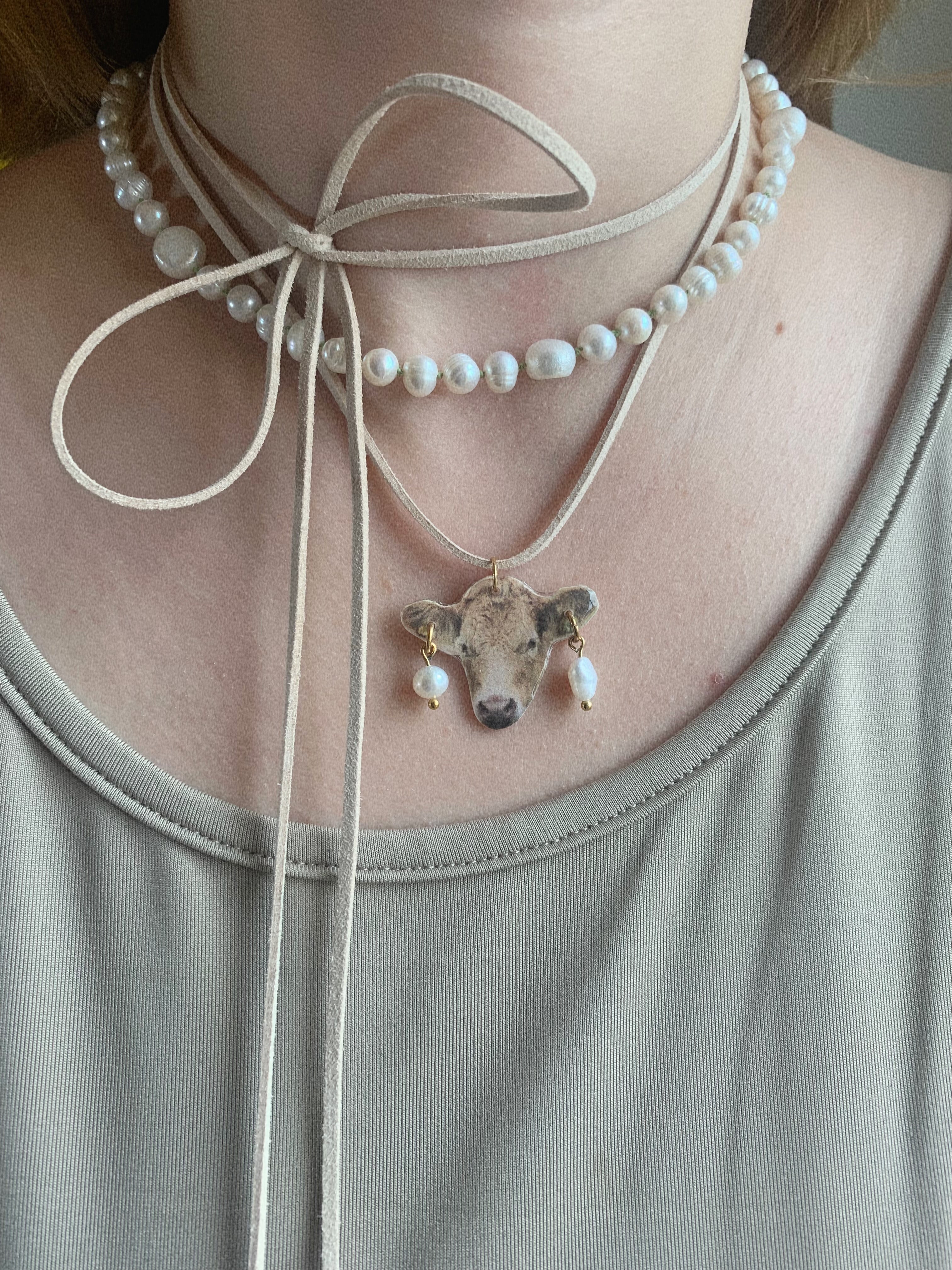 Krowa z piercingiem na rzemyku